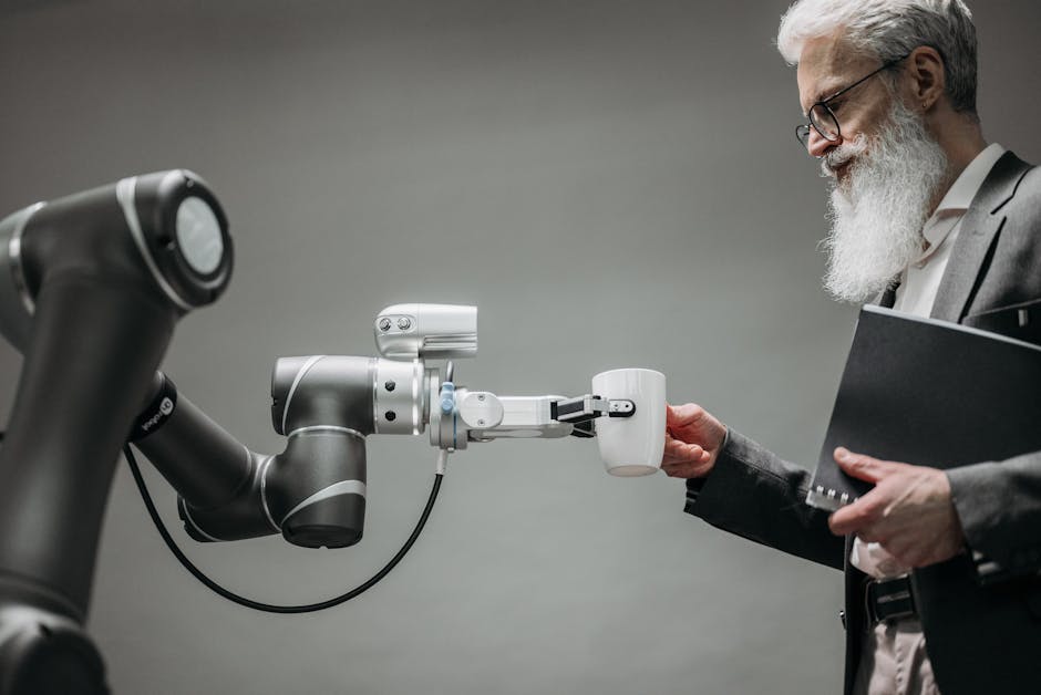 Starac prima kavu od robotske ruke